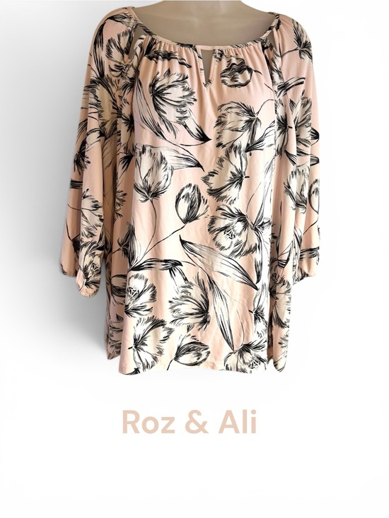 Roz & Ali Tops - Roz & Ali Blush Pink Floral Top w/Cut-out neckline detail PLUS: 2X #Y